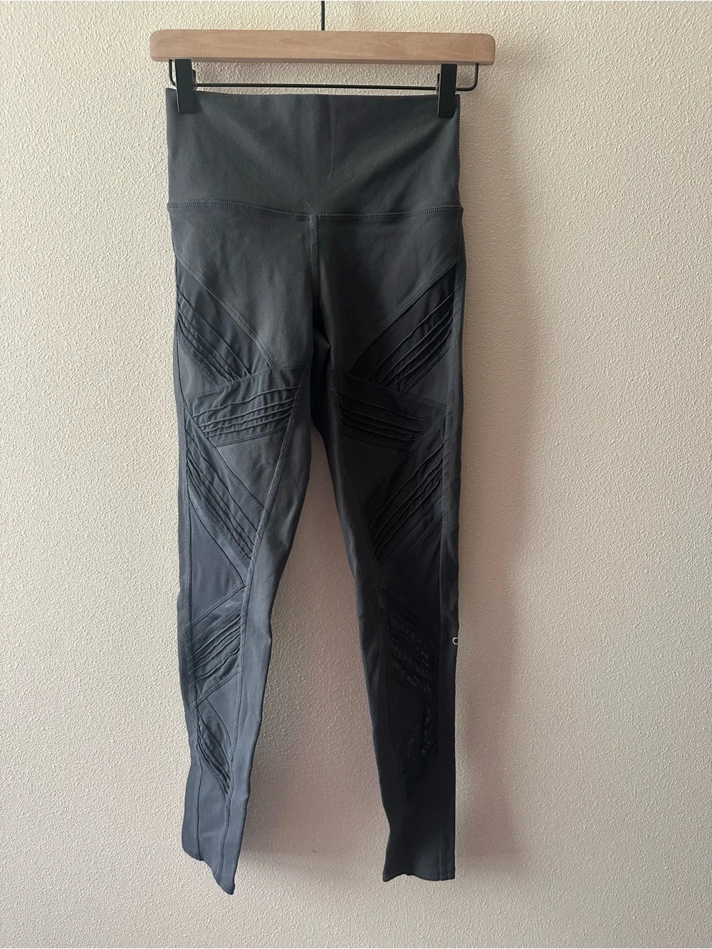 Alo yoga charcoal grey mesh moto detail leggings fits like a small